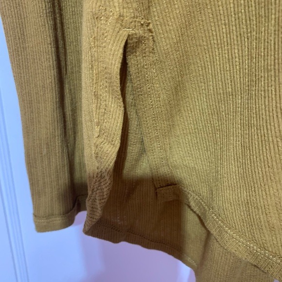 Free people shirt with awesome detailing V-neck. It is a high low size large. - Picture 5 of 10